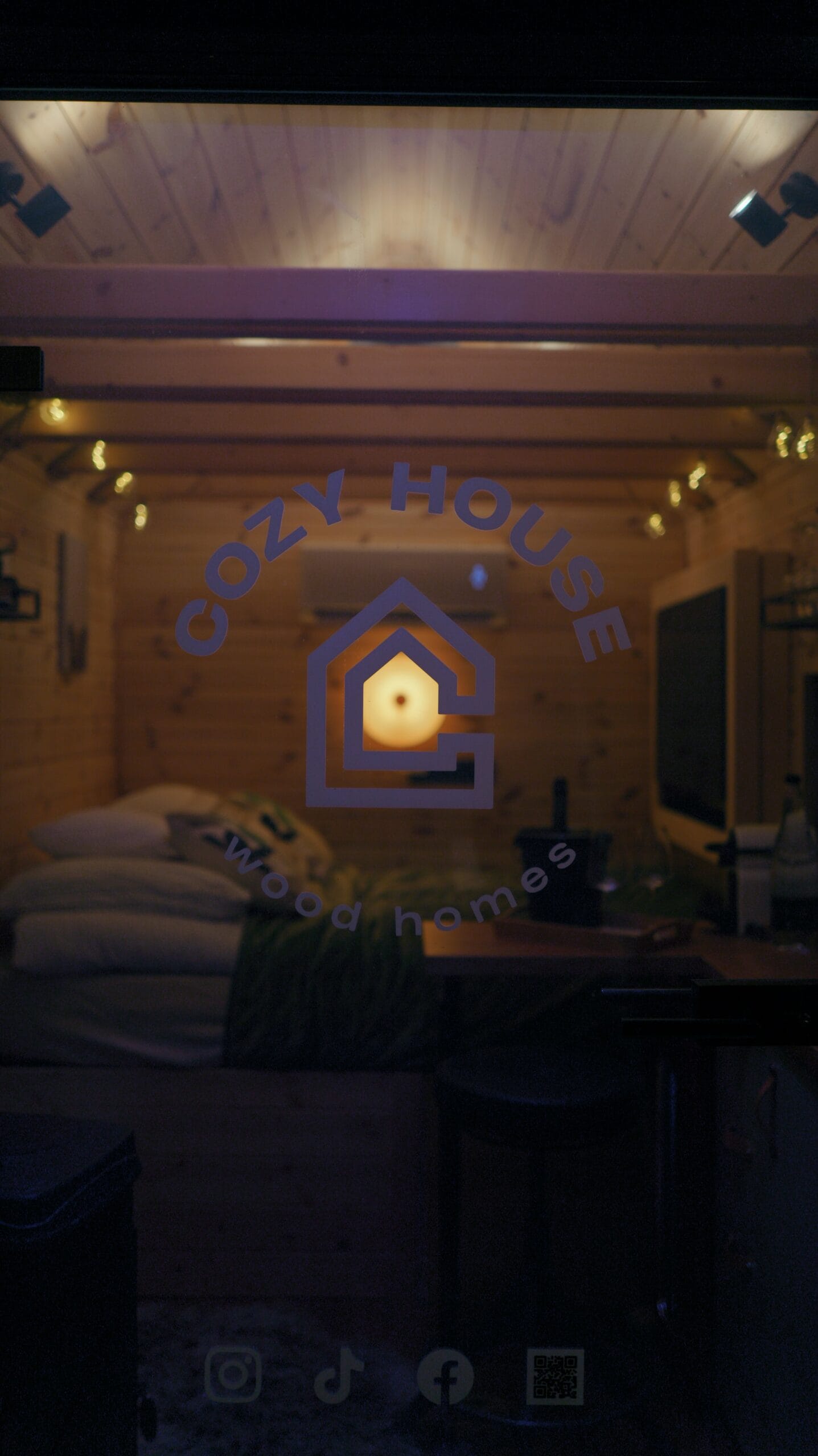Cozy Glamping fa vendégház hálószobája belátásgátló üvegfallal